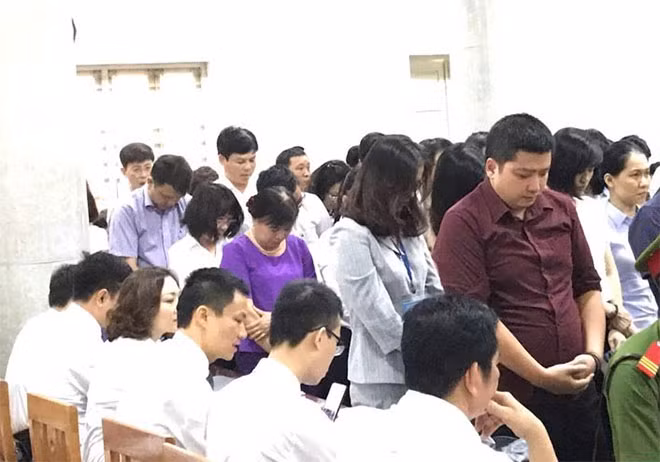 Các bị cáo tại phiên xử.