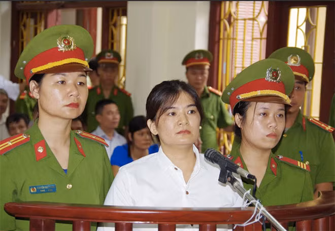Đối tượng Trần Thị Nga đứng trước vành móng ngựa. (ảnh Trung Dũng)