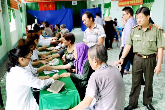 Công an tỉnh An Giang, kết hợp với Bệnh viện Đại học y dược TP Hồ Chí Minh, khám bệnh, cấp thuốc và... Công an tỉnh An Giang, kết hợp với Bệnh viện Đại học y dược TP Hồ Chí Minh, khám bệnh, cấp thuốc và...