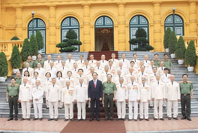Chủ tịch nước Trần Đại Quang với các đại biểu Đoàn cán bộ Công an chi viện chiến trường miền Nam.