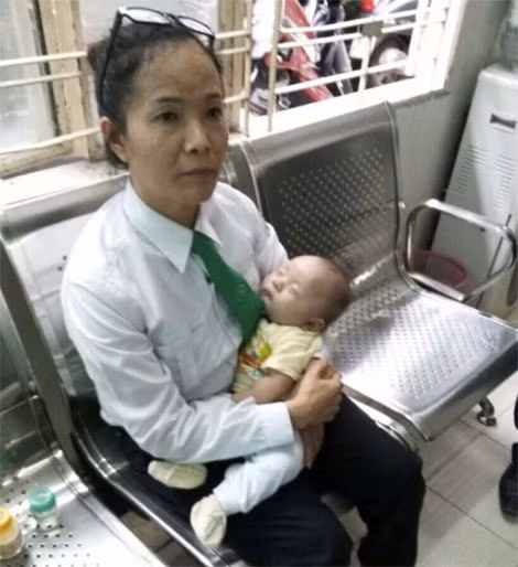 Cháu bé bị mẹ bỏ rơi trên taxi với lời nhắn: "Mẹ xin lỗi con, nhờ bà con nuôi hộ" (ảnh: M.L)