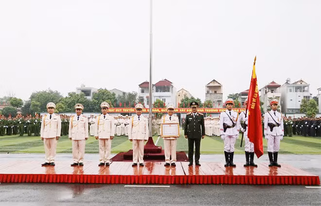 Thứ trưởng Nguyễn Văn Thành trao Bằng Huân chương tặng Trường TC CSVT.