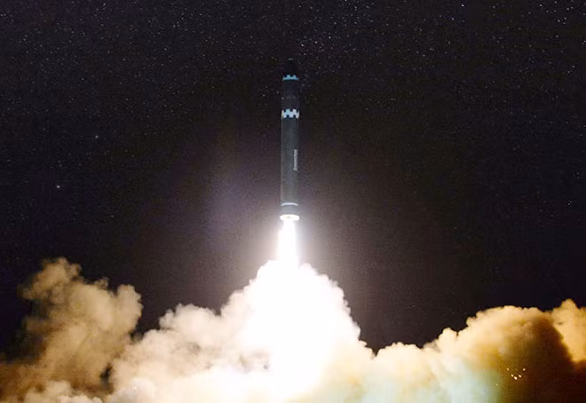 Vụ phóng tên lửa Hwasong-15 của CHDCND Triều Tiên. Vụ phóng tên lửa Hwasong-15 của CHDCND Triều Tiên.