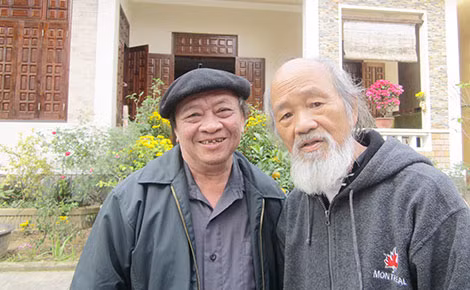 Nhà nghiên cứu văn hóa lịch sử Mai Khắc Ứng (bên phải) và tác giả. Nhà nghiên cứu văn hóa lịch sử Mai Khắc Ứng (bên phải) và tác giả.
