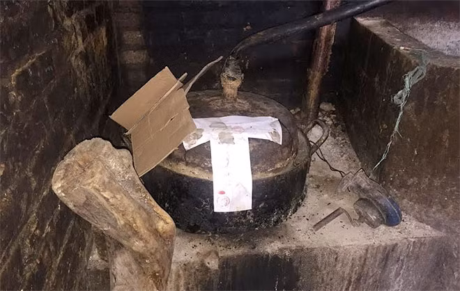 Đồ nấu rượu của cửa hàng Hương Dìn bị niêm phong.