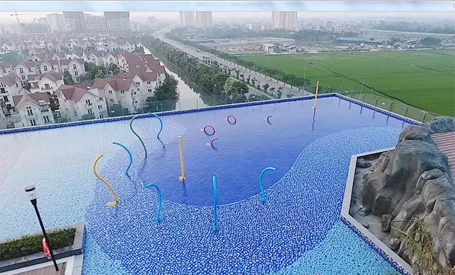 Khu vui chơi dưới nước dành cho trẻ với các vòi phun nước sắc màu độc đáo.
