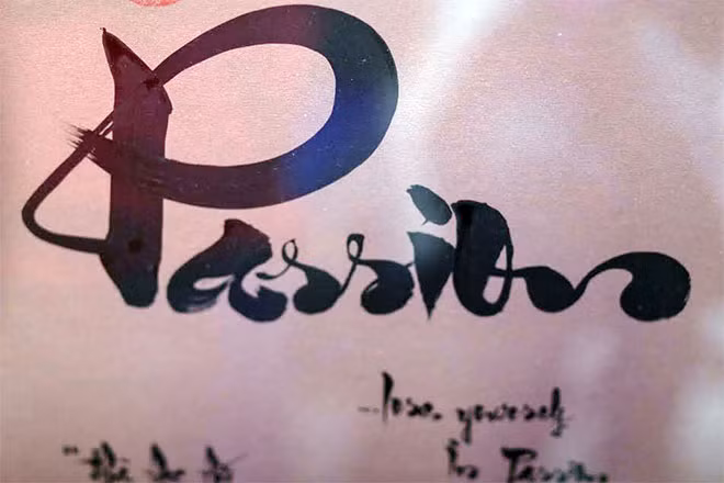 Chữ “Passion” (đam mê). Tiếng Anh được tạo nên bởi thư pháp, thường phục vụ khách nước ngoài