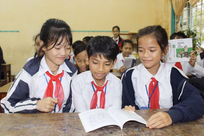 Niềm vui của các em học sinh Quảng Trị khi được tặng sách.