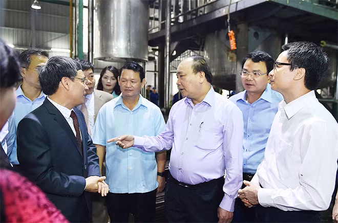 Thủ tướng trao đổi với lãnh đạo Công ty Traphaco Sapa tại tỉnh Lào Cai. Ảnh: VGP/Quang Hiếu. Thủ tướng trao đổi với lãnh đạo Công ty Traphaco Sapa tại tỉnh Lào Cai. Ảnh: VGP/Quang Hiếu.