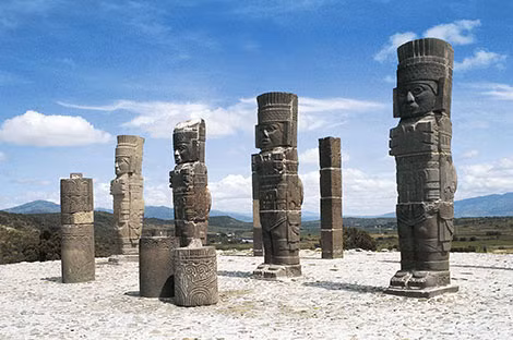 Những bức tượng các chiến binh Atlantean, khu di tích Tula.