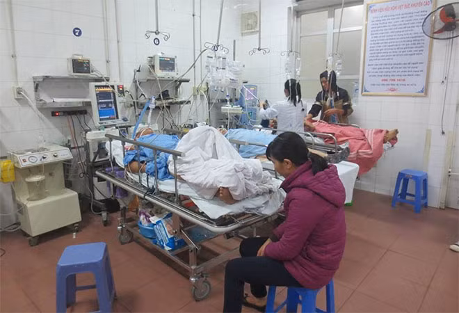 Đông bệnh nhân bị TNGT nằm điều trị tại Bệnh viện Việt - Đức. Ảnh chụp chiều mùng 3 Tết.
