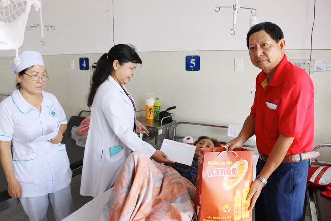 Đại diện Tập đoàn Sao Mai đến thăm và trao quà cho bệnh nhân nghèo tại Bệnh viện Đa khoa Trung tâm An Giang nhân dịp xuân Đinh Dậu 2017.