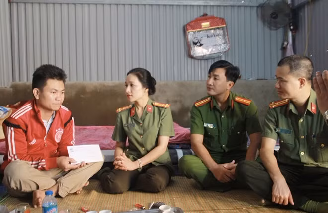 Đoàn Công tác xã hội từ thiện Báo CAND chia sẻ mất mát với gia đình anh anh Lê Doãn Dũng.