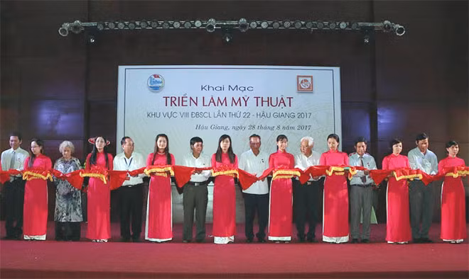 Các đại biểu cắt băng triển lãm mỹ thuật khu vực VIII ĐBSCL lần thứ 22 - Hậu Giang 2017.