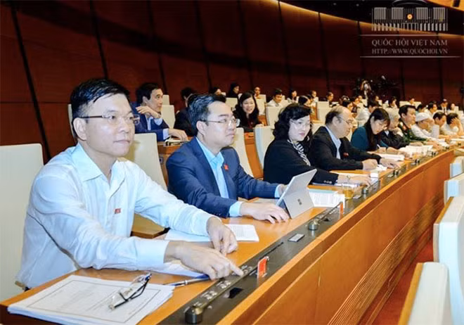 Đại biểu Quốc hội biểu quyết thông qua Luật Cơ quan đại diện (sửa đổi).