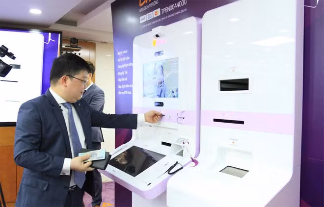 Lãnh đạo TP Bank giới thiệu mô hình giao dịch mới. Lãnh đạo TP Bank giới thiệu mô hình giao dịch mới.