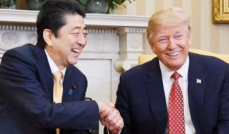 Truyền thông đã thấy sự khéo léo trong nghệ thuật ngoại giao của Thủ tướng Shinzo Abe khi ông đã bắt tay Tổng thống Donald Trump… lâu hơn bình thường.