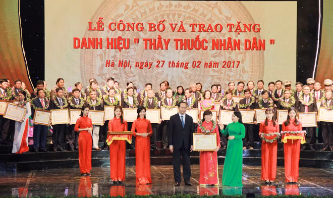 Chủ tịch nước Trần Đại Quang và Bộ trưởng Bộ Y tế Nguyễn Thị Kim Tiến trao danh hiệu Thầy thuốc nhân dân tặng các thầy thuốc.