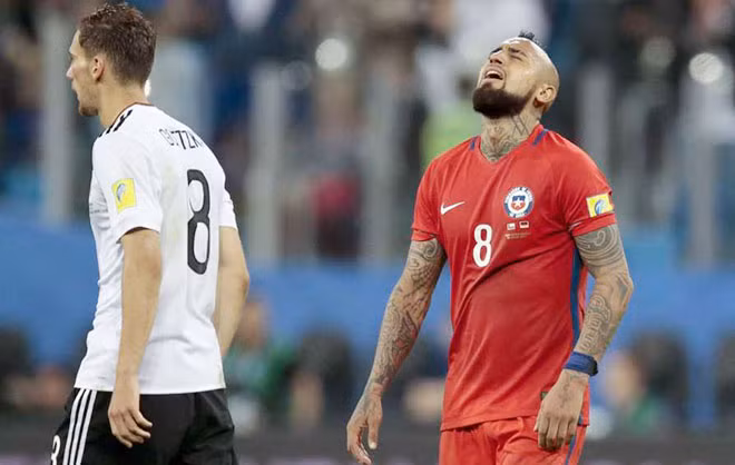 Vidal khóc tại sân vận động St. Petersburg sau trận thua.