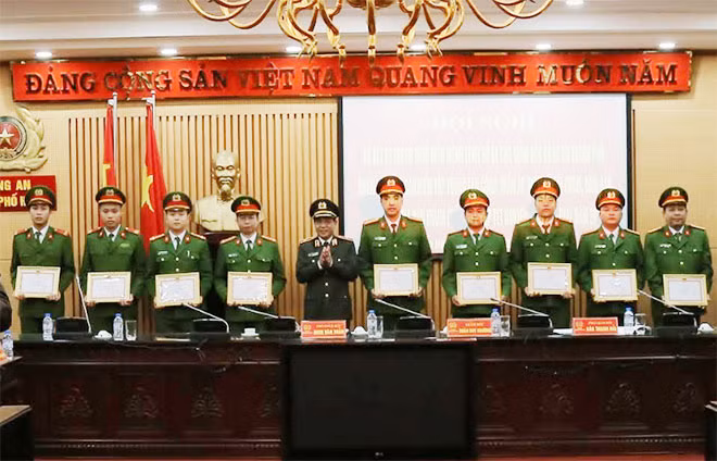 Thiếu tướng Đoàn Duy Khương, Giám đốc Công an TP Hà Nội tặng Giấy khen tặng các tập thể, cá nhân có thành tích xuất sắc.