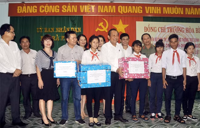 Đồng chí Trương Hòa Bình, Phó Thủ tướng Thường trực Chính phủ, Chủ tịch Danh dự Quỹ Bảo trợ học sinh dân tộc thiểu số, học sinh nghèo, cùng các đại biểu, đại diện Báo CAND, tặng xe đạp các em học sinh nghèo hiếu học huyện Tây Trà (ảnh Lâm Quang Vũ). Đồng chí Trương Hòa Bình, Phó Thủ tướng Thường trực Chính phủ, Chủ tịch Danh dự Quỹ Bảo trợ học sinh dân tộc thiểu số, học sinh nghèo, cùng các đại biểu, đại diện Báo CAND, tặng xe đạp các em học sinh nghèo hiếu học huyện Tây Trà (ảnh Lâm Quang Vũ).