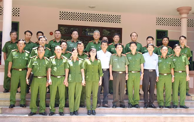 Thứ trưởng Nguyễn Văn Sơn. với cán bộ - chiến sĩ Trại giam A2