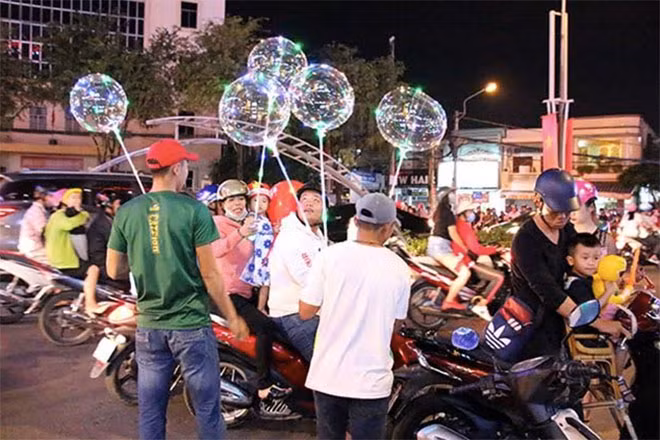 Bóng bay đa sắc màu được các em nhỏ yêu thích, nhưng tìm ẩn nhiều nguy cơ cháy, nổ.