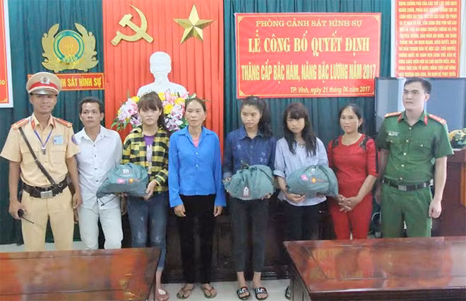 Công an Nghệ An trao quà giúp đỡ các em và gia đình. Công an Nghệ An trao quà giúp đỡ các em và gia đình.