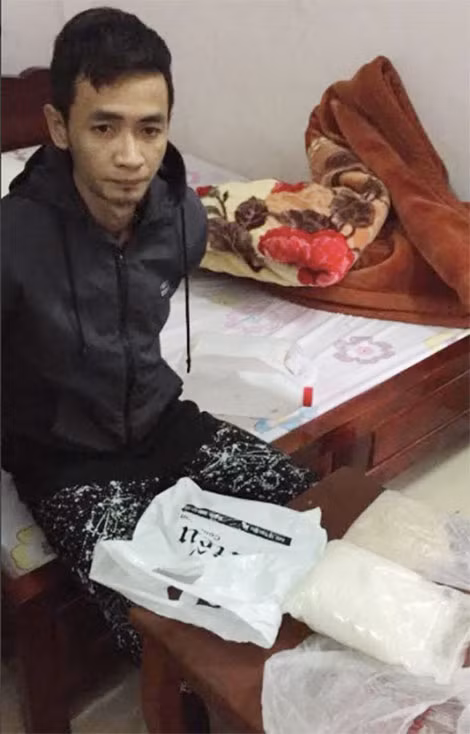 Đối tượng Ngô Mạnh Tường cùng tang vật. Đối tượng Ngô Mạnh Tường cùng tang vật.