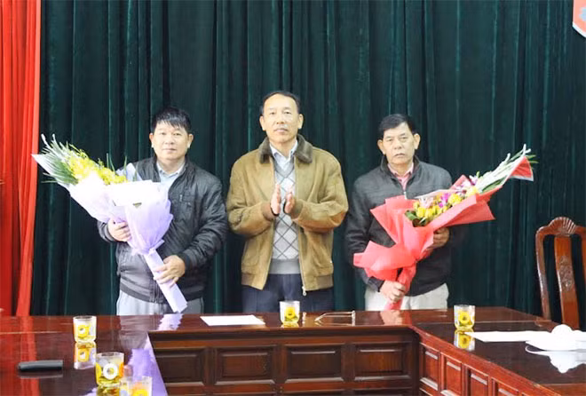 Thiếu tướng Sùng A Hồng - Giám đốc Công an tỉnh cùng lãnh đạo Văn phòng UBND tỉnh và lãnh đạo các đơn vị thuộc Công an tỉnh đã đến thăm, động viên và thưởng nóng cho Ban Chuyên án.