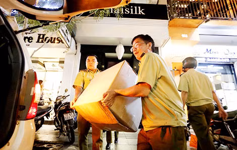 Lực lượng chức năng kiểm tra một cửa hàng Khaisilk. Ảnh trong bài: L.G.