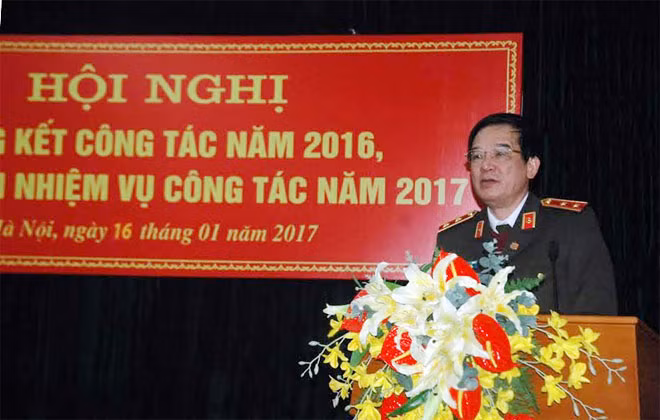 Trung tướng Nguyễn Văn Khảo trình bày báo cáo công tác và triển khai công tác năm 2017.