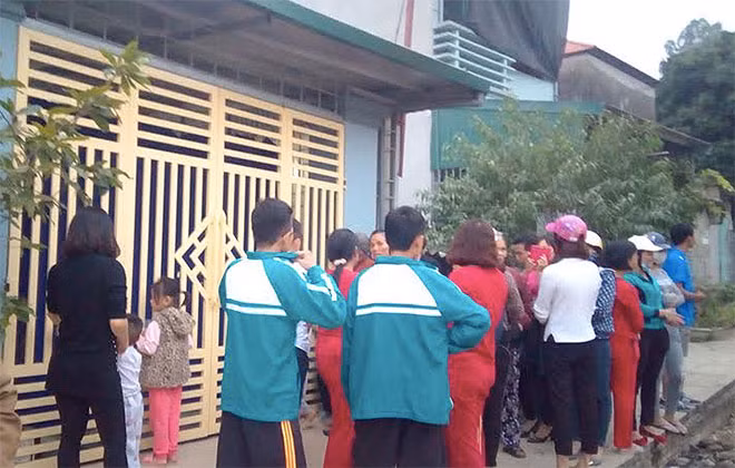 Người dân theo dõi vụ án tại nhà anh Thuận.