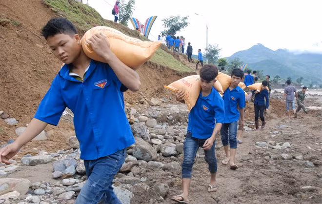 Đoàn viên thanh niên Huyện Mường La tích cực vận chuyển nhu yếu phẩm đến với bà con vùng lũ đang bị chia cắt bởi giao thông. Đoàn viên thanh niên Huyện Mường La tích cực vận chuyển nhu yếu phẩm đến với bà con vùng lũ đang bị chia cắt bởi giao thông.