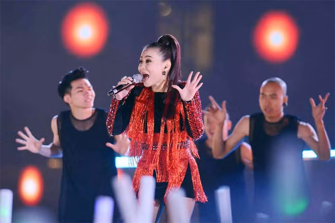 Thu Minh lại khiến người xem choáng váng với màn 'bay trên mọi người'. “Nữ hoàng nhạc dance” đem đến chương trình những bản hit sối động như Bay, Xinh & Just Love làm bùng nổ Sân vận động Mỹ Đình.