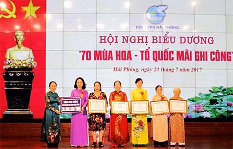 Các cá nhân tiêu biểu được tặng bằng khen của Trung ương Hội phụ nữ Việt Nam và Chủ tịch UBND TP Hải Phòng.