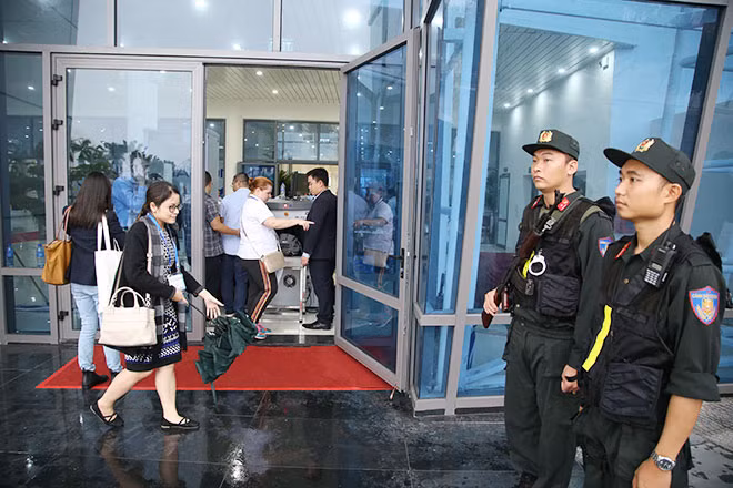 Kiểm tra an ninh chặt chẽ ngay tại Trung tâm báo chí quốc tế APEC.