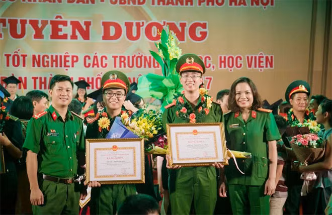 Thầy, trò Học viện CSND cùng nhau chia vui. Đây là năm nhà trường vinh dự có 2 Thủ khoa được vinh danh.