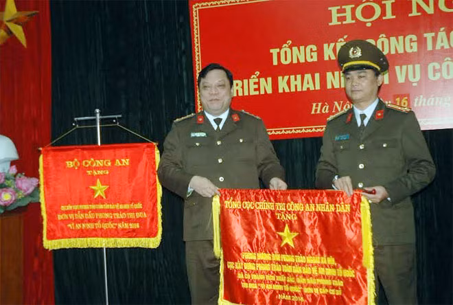 - Thừa ủy quyền của lãnh đạo Tổng cục Chính trị CAND, Đại tá Nguyễn Hải Trung trao Cờ thi đua xuất sắc của Tổng cục cho Phòng Hướng dẫn phong trào ngoài xã hội.