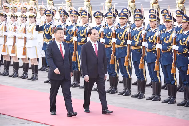 Chủ tịch nước Trần Đại Quang và Tổng Bí thư, Chủ tịch Trung Quốc Tập Cận Bình duyệt đội danh dự Quân giải phóng Nhân dân Trung Quốc.
