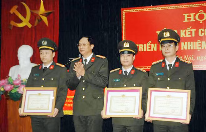 Đại tá Nguyễn Văn Chi trao danh hiệu Đơn vị Quyết thắng cho 3 tập thể.