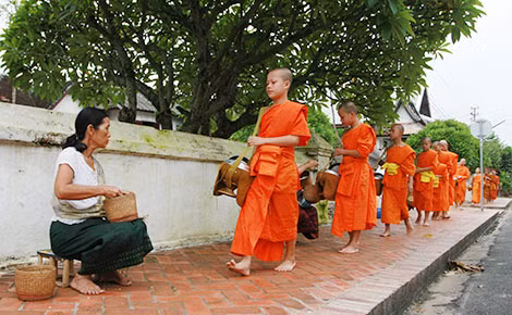 Các nhà sư thực hành nghi lễ khất thực trên đường phố.