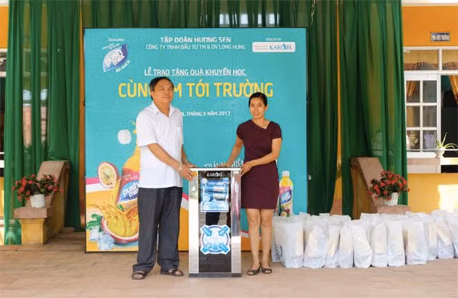 Đơn vị đồng hành máy lọc nước Karofi Việt Nam trao tặng mỗi trường tiểu học một máy lọc nước, mang nước uống sạch tới các em học sinh.