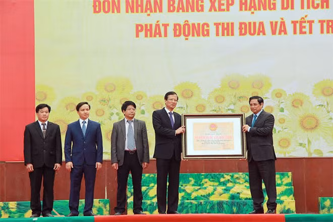 Ủy viên Bộ Chính trị, Bí thư Trung ương Đảng, Trưởng ban Tổ chức Trung ương Phạm Minh Chính trao Bằng xếp hạng Di tích Quốc gia đặc biệt Kim Bình cho đại diện tỉnh Tuyên Quan.