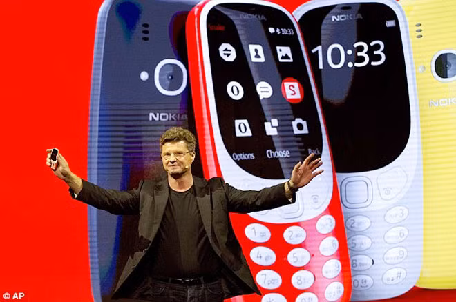 HMD Global chính thức trình làng huyền thoại Nokia 3310 sau 17 năm vắng bóng tại sự kiện Triển lãm di động thế giới (MWC) 2017 diễn ra tại Barcelona, Tây Ban Nha (Ảnh: AP) HMD Global chính thức trình làng huyền thoại Nokia 3310 sau 17 năm vắng bóng tại sự kiện Triển lãm di động thế giới (MWC) 2017 diễn ra tại Barcelona, Tây Ban Nha (Ảnh: AP)
