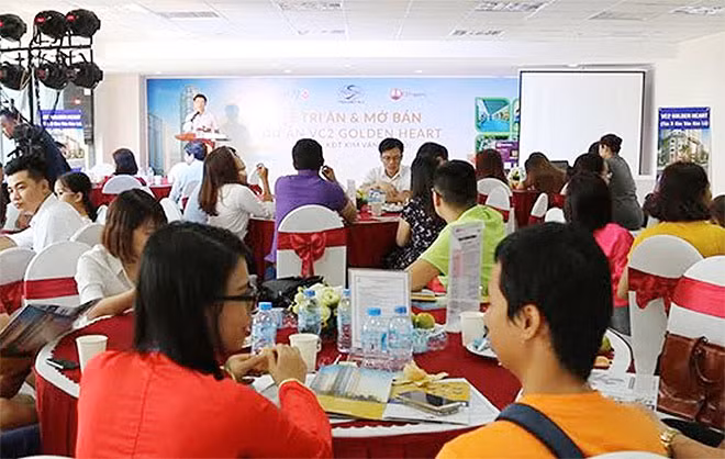 Khách hàng đến mua trong ngày mở bán. Khách hàng đến mua trong ngày mở bán.