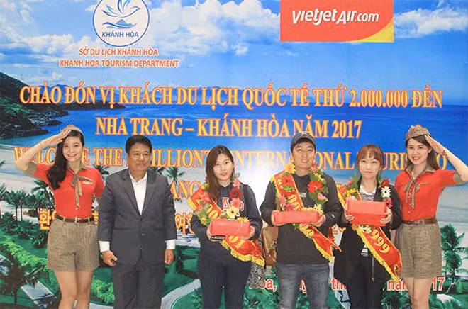 Sở Du lịch Khánh Hòa chúc mừng vị khách quốc tế thứ 2 triệu cùng hai vị khách thứ 1.999.999 và 2.000.001.