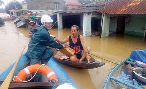 Các nhóm từ thiện mang cơm cho người dân vùng lũ. Ảnh: Xuân Thọ.