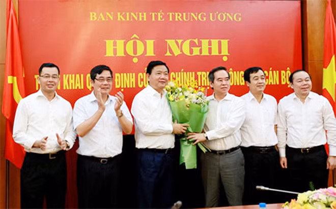 Ông Nguyễn Văn Bình, Trưởng Ban Kinh tế Trung ương cùng các Phó Trưởng Ban chúc mừng ông Đinh La Thăng (Ảnh: Trang thông tin điện tử Ban Kinh tế Trung ương) Ông Nguyễn Văn Bình, Trưởng Ban Kinh tế Trung ương cùng các Phó Trưởng Ban chúc mừng ông Đinh La Thăng (Ảnh: Trang thông tin điện tử Ban Kinh tế Trung ương)