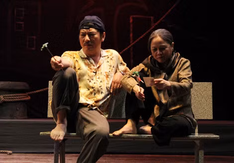 NSƯT Thành Hội và nghệ sĩ Ái Như trong vở "Tình duyên thuở trước", lấy cảm hứng từ tích truyện "Trầu cau".